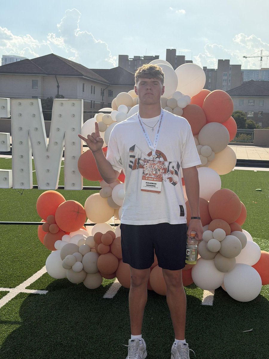 KolemanHendrix's tweet photo. Had a great time @TexasFootball yesterday!! Crazy game and a crazy atmosphere all night. Always good to see @CoachJeffBanks and @Coach_Casula in action. Hook em🤘

@806hsscmedia @LibertyFB_LCP @LibertyRecruits @matthew_lynch15 @CoachTolly @BarryNewton18 @JoeSexton34 https://t.co/ncGw2R7Sax