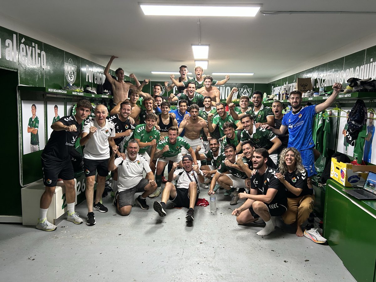 CPCacerenoSAD's tweet photo. 📸  ¡¡¡LAS FOTOOOOSSSS!!! 💚🍍

#CacereñoCultural 💚 1-0 ⚪️

#NuestraReligión #AúpaCPC https://t.co/HrlOVNrlM0