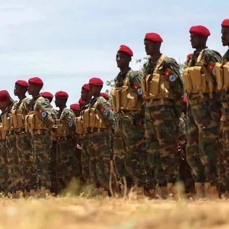 TurkMedyaAjansi's tweet photo. Türk Silahlı Kuvvetleri Tarafından Eğitilen Somali Gorgor Komandolarını Ziyaret Eden Somali Devlet Başkanı Hasan Şeyh Mahmud ;

-"Türk kardeşlerimizi hayal kırıklığına uğratmamalıyız. Onlar bizden herhangi bir ödül, tazminat veya hizmet talep etmiyorlar."
-"Bizi destekleyen Türkiye halkı ve Hükümeti, karşılığında sadece tek bir şey istiyor: bizim başarılı olmamız.."