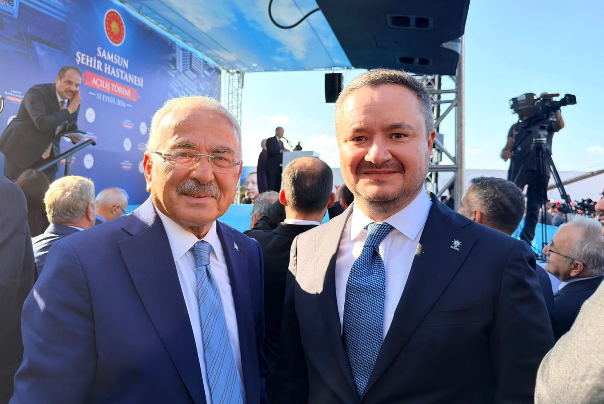 mhilmiguler's tweet photo. Cumhurbaşkanımız ve Genel Başkanımız Sayın Recep Tayyip Erdoğan’ı Çarşamba Havalimanı’nda karşılayarak Samsun programına eşlik ettik.

Sayın Cumhurbaşkanımızın teşrifleriyle, Karadeniz’imizin sağlık altyapısına güç katacak Samsun Şehir Hastanesi’nin açılışını gerçekleştirdik.

Yıllardır Sayın Cumhurbaşkanımızın liderliğinde aynı davanın, aynı hizmet anlayışının ve aynı büyük Türkiye idealinin peşinde birlikte yürüyoruz.

Bizim siyaset anlayışımızda geride bırakılan yıllar makamlarla değil, milletimize kazandırılan eserlerle ölçülür. Bugün Samsun’da yükselen bu büyük sağlık yatırımı da bu anlayışın en güzel örneklerinden biridir.

Enerjiden ulaşıma, sağlıktan savunma sanayiine kadar Türkiye’nin dört bir yanında yükselen her eser; güçlü iradenin, istikrarın ve milletimize duyulan sevdanın bir sonucudur.

Bu kıymetli eserin Samsun’umuza, Karadeniz’imize ve ülkemize hayırlı olmasını diliyor; ülkemize kazandırılan eser ve hizmetlerdeki güçlü liderliği ve kararlı iradesi için Cumhurbaşkanımız Sayın Recep Tayyip Erdoğan’a şükranlarımı sunuyorum.

Yolumuz da davamız da bir.
Derdimiz millet, sevdamız Türkiye. 🇹🇷