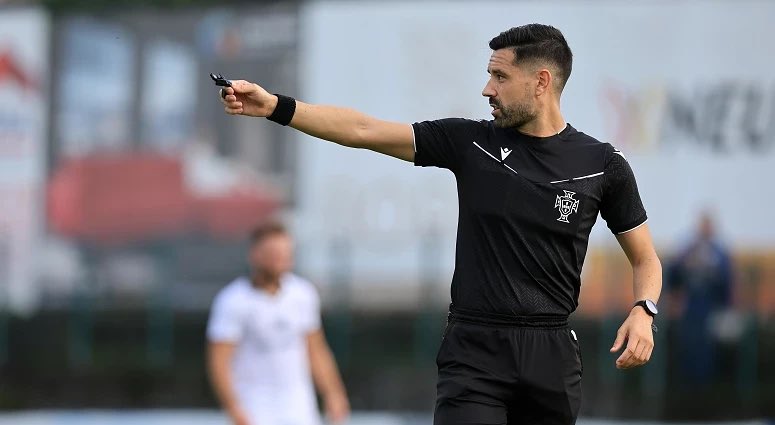 McQueenInfos's tweet photo. João Gonçalves, da AF Porto, reprova nos testes físicos e fica encostado 5 jornadas. 

A escolha da FPF para o jogo do Benfica, na véspera da nossa ida ao Dragão? O João Gonçalves da AF Porto! O resultado é o circo do costume, cartões encomendados e vista grossa à pancada.

Não é incompetência nem falta de ritmo, é CORRUPÇÃO pura e dura para condicionar o clássico!