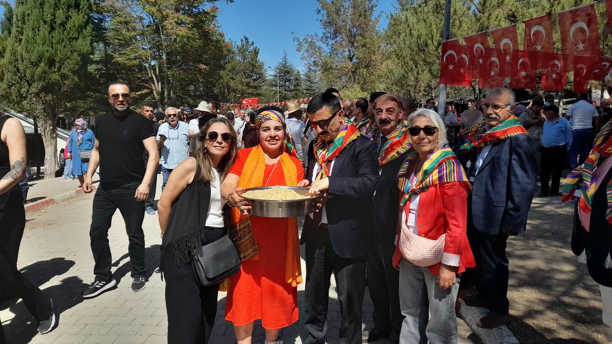 MuratCaner55's tweet photo. 745.Ertuğrul Gazi yi Anma ve Yörük Şenliklerinde 
Sayın @YS_Turkoglu ile Federasyonumuzu Temsilen Görüşme Sağladık 
Bizleri Kabul eden 
Sayın başkanımıza Teşekkür ediyor önümüzdeki günlerde desteklerinin devamını bekliyoruz 
Komisyonda Adil Olun
#PlandaStajyerBütçedeçırakOlsun https://t.co/Arph0qFRLt