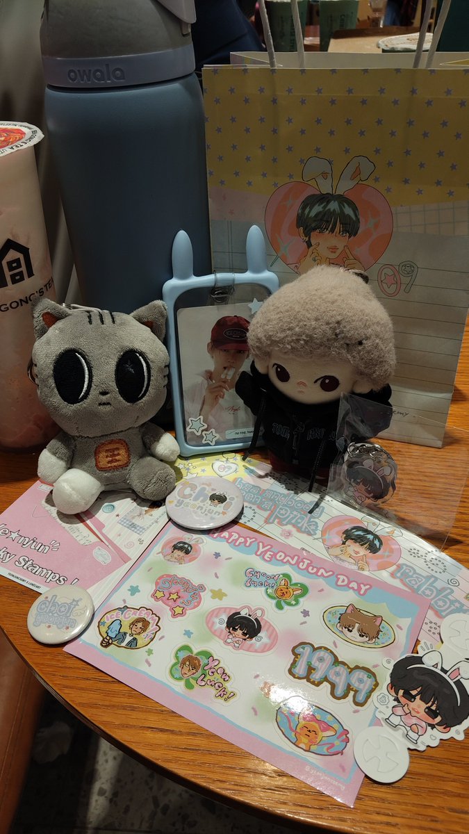 tsuneeee_'s tweet photo. these are all the freebies I got from house jjunie partyy yesterday ★!! 
also thank youuu all for loving my freebies, anddd I truly appreciate all the freebies I received too. yall are the sweetest T-T... Happy yeonjun dayyy

#HouseJjunieParty https://t.co/aI7sx2YffL