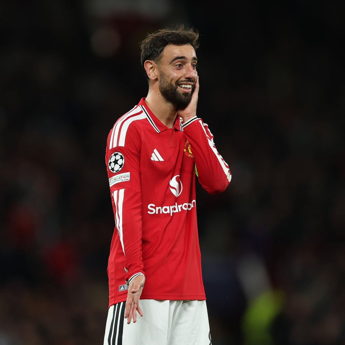 TheUTDHQ's tweet photo. 🚨 𝐁𝐑𝐄𝐀𝐊𝐈𝐍𝐆: Bruno Fernandes continues to be in talks with Man United over new contract — there is NO breakthrough! It’s said an impasse. @ChrisWheelerDM 🇵🇹🔴 https://t.co/53mWel7108