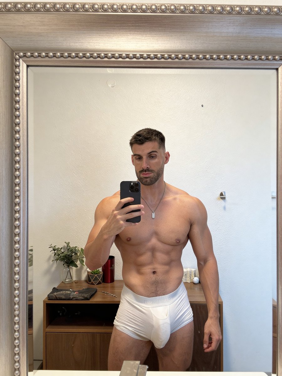 aleffchaves2's tweet photo. wonder what your girl would say if she saw this? 😏 https://t.co/zBzH9YdnSt
