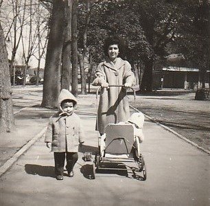 RehaCamuroglu's tweet photo. Annem, abim ve ben. 1959 Gülhane Parkı. https://t.co/5ZzNw3C0Te