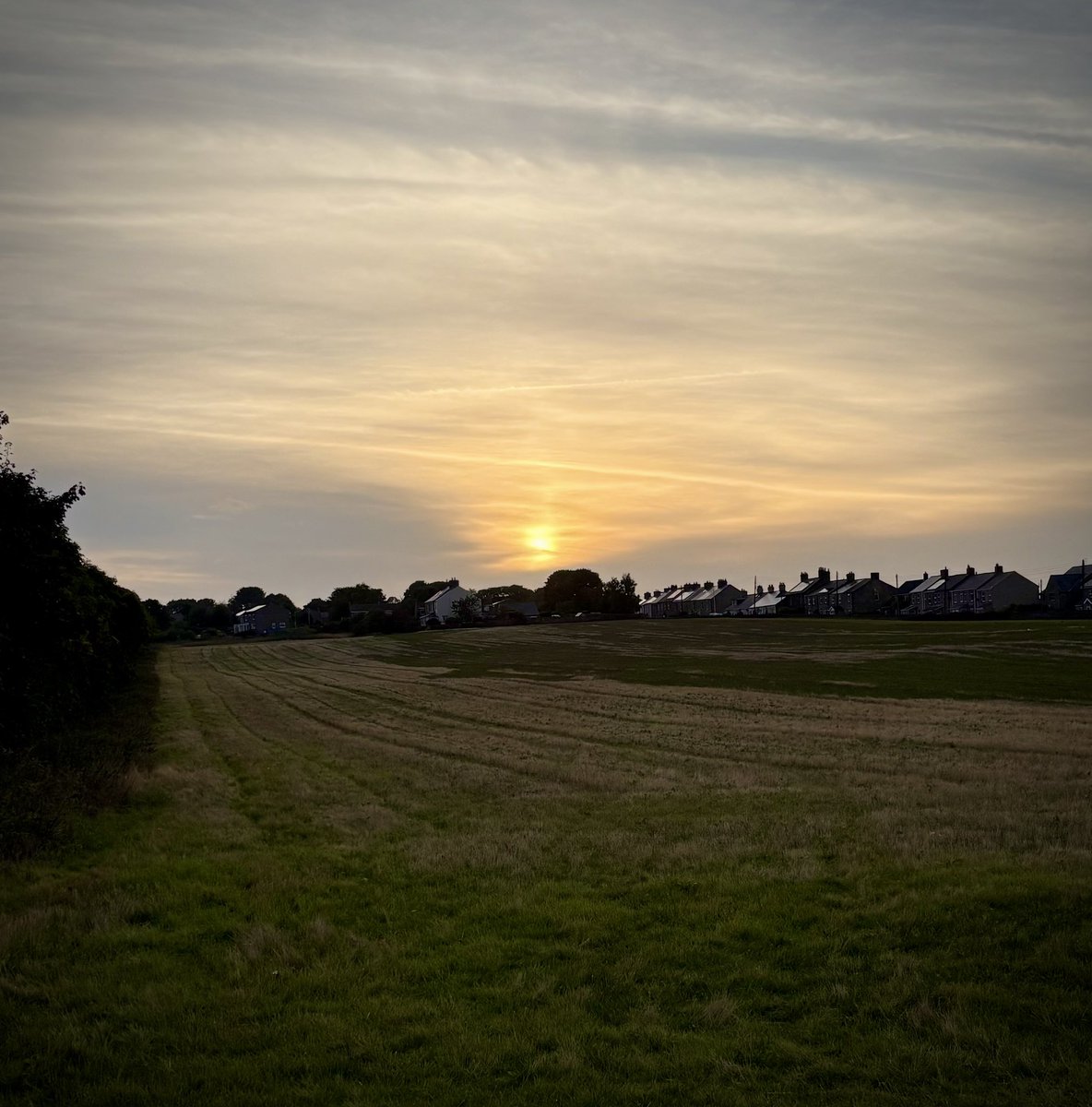 mysticmackem's tweet photo. The sun is setting on another weekend. Wishing you all a peaceful evening. #sunset https://t.co/1RMQkZa95O