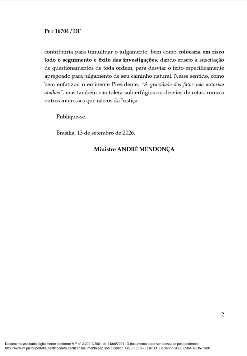 drpaulofaria22's tweet photo. ANDRÉ MENDONÇA MUDA O FOCO E QUER OUVIR OS DELEGADOS DA PF

Mais um capitulo do imbróglio

Em novo despacho na PET 16.704, neste domingo (13), André Mendonça pediu que quatro delegados da Polícia Federal expliquem, em 24 horas, como ocorreu a entrega do material encaminhado ao seu gabinete em 8 de março e, principalmente, se sofreram algum tipo de constrangimento durante as investigações.

O movimento é relevante diante da crise instalada no STF. Mendonça registra que há divergências sobre as circunstâncias em que o material chegou ao seu gabinete e ressalta que não foi indicada decisão judicial determinando aquele encaminhamento.

Ao mesmo tempo, o ministro procura preservar o julgamento marcado para terça-feira, afirmando que a inclusão, agora, de novos elementos, inclusive a abertura integral do celular de Daniel Vorcaro, poderia “tumultuar o julgamento” e comprometer o andamento das investigações.

Na prática, Mendonça separa duas questões: mantém o julgamento restrito ao material já disponibilizado aos ministros e abre uma nova frente para esclarecer como a PF atuou, quem determinou a remessa das informações e se os delegados responsáveis pela investigação sofreram pressões ou constrangimentos.

A frase final do despacho deixa clara a direção adotada pelo ministro: “A gravidade dos fatos não autoriza atalhos”, mas também não admite “subterfúgios ou desvios de rotas”.

A crise institucional, portanto, está longe de terminar, e cada vez mais o 15 de setembro se torna essencial para o Brasil.