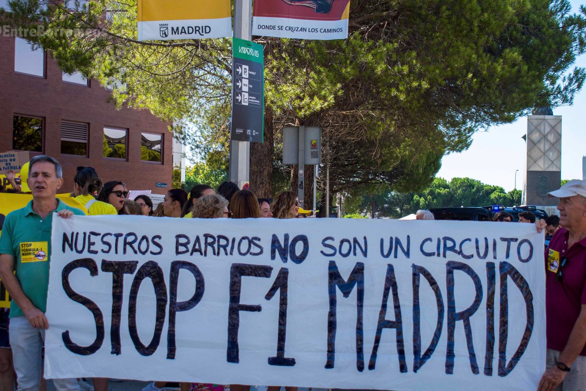 EntreBorromeos's tweet photo. Varios centenares de personas, escoltados por mucha @policia con cascos y escudos -de qué tendrán miedo?- hemos podido manifestar nuestro desacuerdo ante semejante tropelía, la F1 madrileña, amañada por @AlmeidaPP_  y @IdiazAyuso 

https://t.co/8sDsV8R9iG https://t.co/btUVRn0Vk8