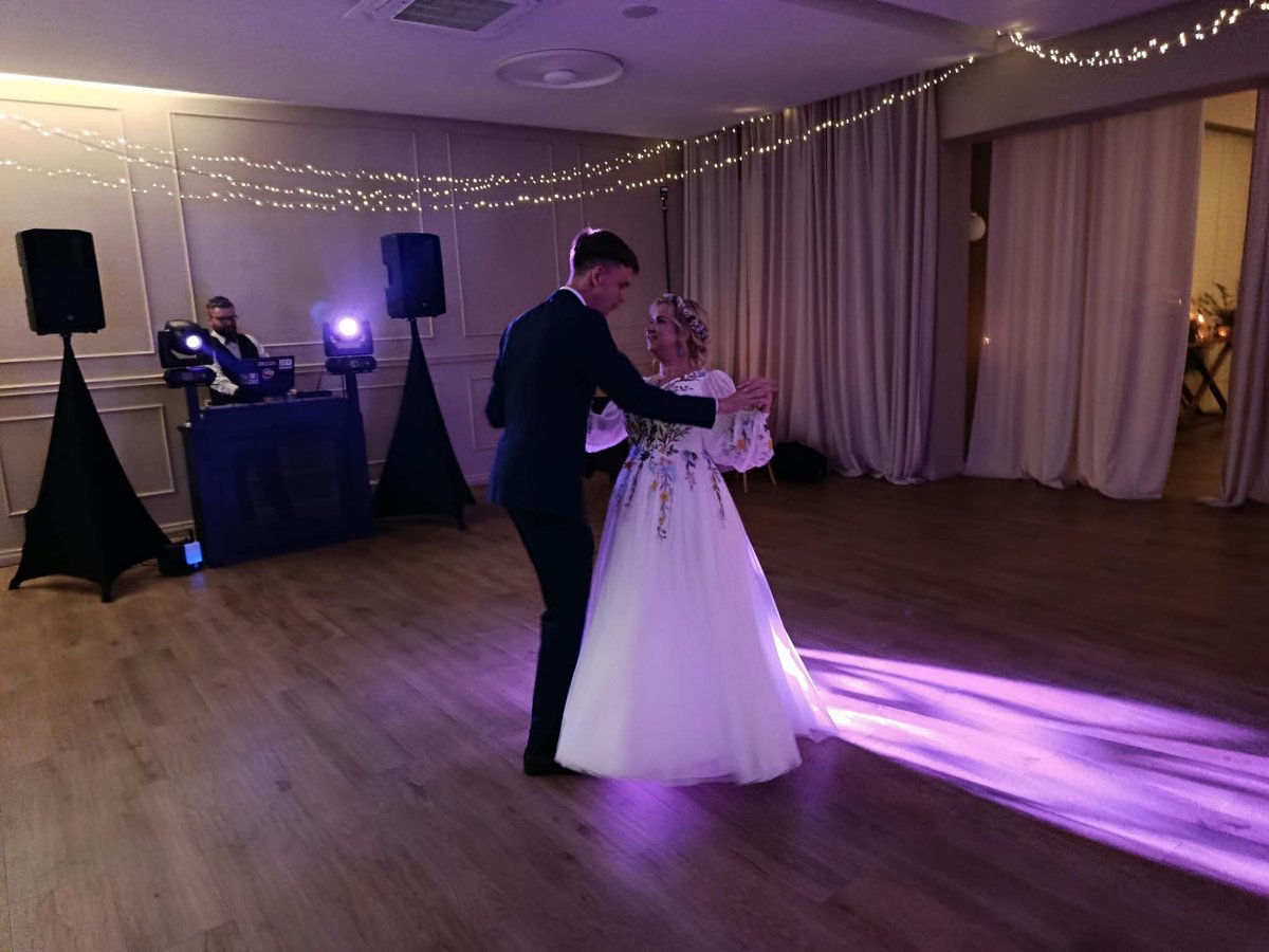 BDSixsmith's tweet photo. A perfect wedding with my beautiful bride. https://t.co/xzUKCiy1r1