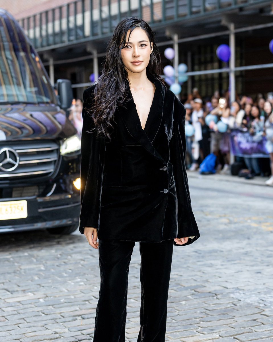 eleva_official's tweet photo. หลิงหลิง คอง @linglingsirilak APAC Face of Calvin Klein ขณะเข้าร่วมชมโชว์ Calvin Klein Collection Spring 2027 Runway Show  ณ มหานครนิวยอร์ก 

LINGLING APAC FACE OF CK
#CALVINKLEINSS27
#CALVINKLEIN @CalvinKlein 
#CalvinKleinSS27xLINGLING
#Linglingkwong
#ÉLEVA https://t.co/HG6cMhGxph