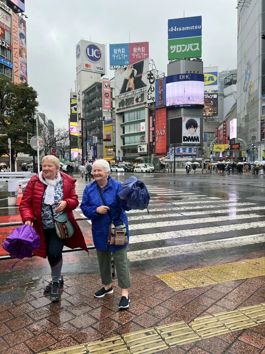 EufemiaBiruw2's tweet photo. Rainy day snap, folks rushing with umbrellas on the crowded downtown street – little quiet moment in the busy chaos. https://t.co/Z2GHqXkSGF