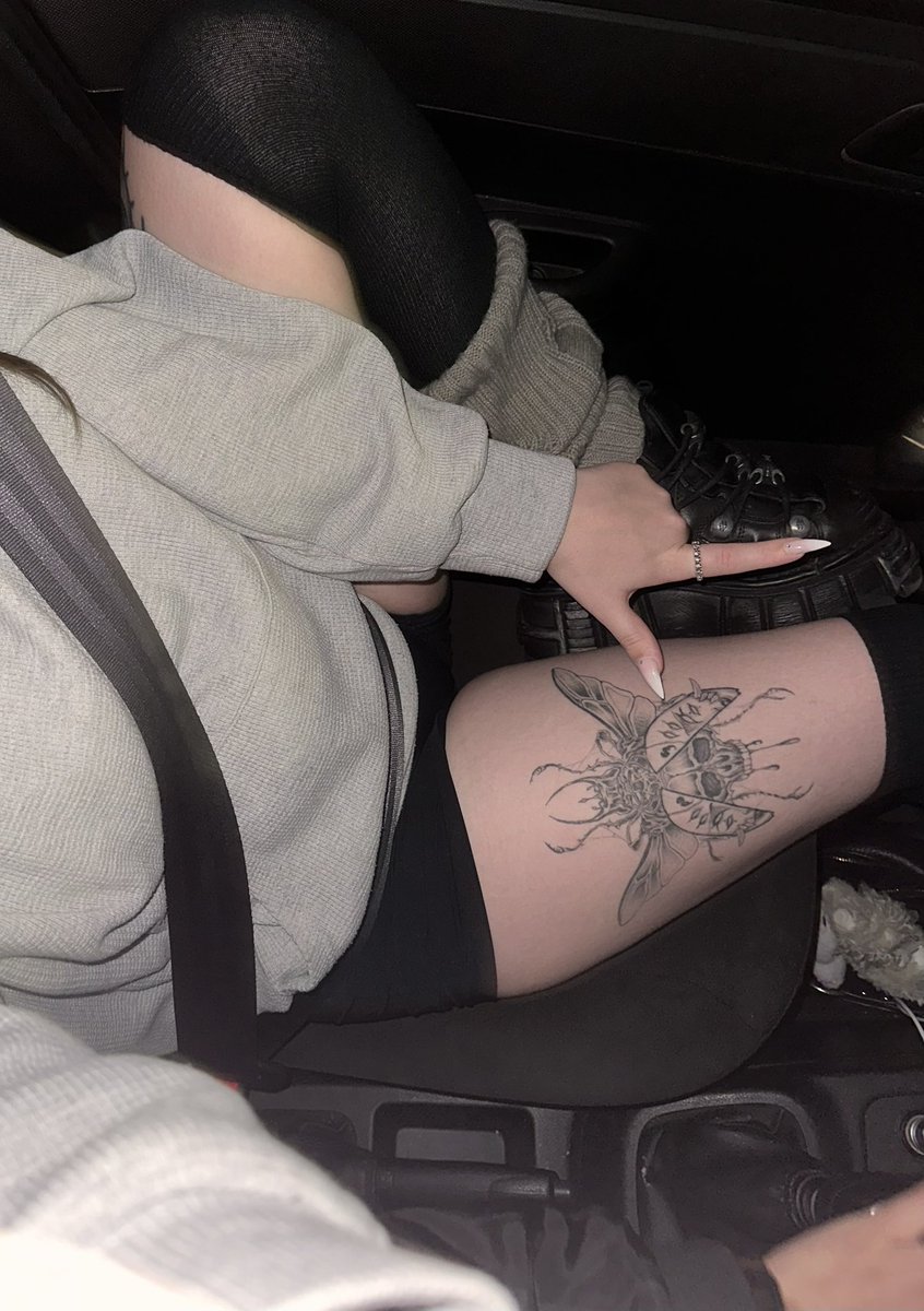 cashreaperr's tweet photo. mmmm yummy thighs, they just make your brain go numb hmmm? https://t.co/R45e5oXeND