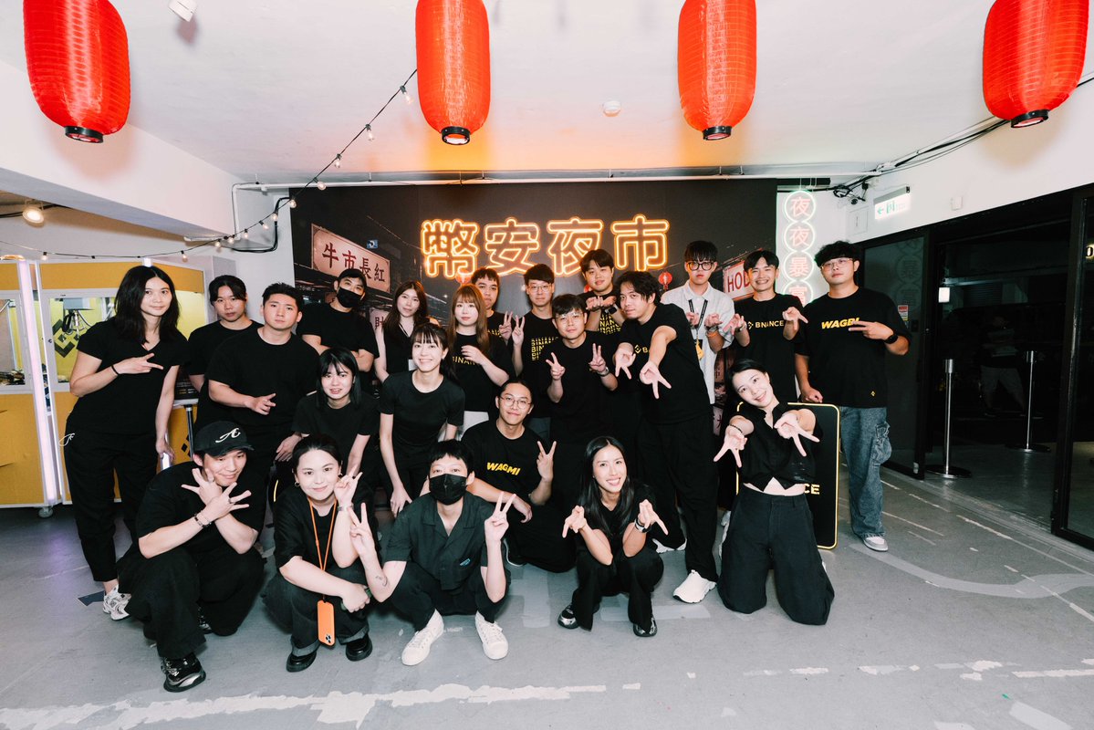 Wang_Studio_'s tweet photo. 幣安夜市 Binance Night

每次的線下活動都很期待也很開心，能藉此與台灣各地的天使們和員工們團聚！感謝活動當天所有的員工、天使、PT 及攤販們，有大家一同努力才能將這場活動辦得順利且圓滿。

這次我負責的是「眼明手快」，主要挑戰反應速度看能接到幾隻隨機掉落的棒子。這遊戲最累人的部分就是每完成一次挑戰，就得蹲下去撿掉落在一地的棒子再吸回去（之前在 4/26 的 Challenge Taiwan 鐵人三項活動就看過也稍微體會過 😆）

最皮的是我還叫 Muyun 來挑戰我的關卡，一開始他居然自己撿棒子裝回去！@tinsgong_777 在旁邊起鬨說我使喚大老闆來做事 😂（Muyun 是現場級別最高的員工，小的完全不敢這樣玩啊啊啊啊啊 🤣）

特別感謝：
 @kieran_0321 活動中來接手我的崗位，讓我能夠稍微休息溜去跟朋友聊天！

 @cchevan5902 幫我拿最後一點食物，不然我都沒吃到 🥹，還帶我認識了一位同類別工作的 PT 夥伴 😆

 還有 @tinsgong_777、東東、god help 一起幫忙各個遊戲區域！

每次都非常珍惜能和大家相聚、一起玩或是一起辦活動的時光。誰也不知道哪一天誰會先財富自由退圈，你們說是吧 😁！