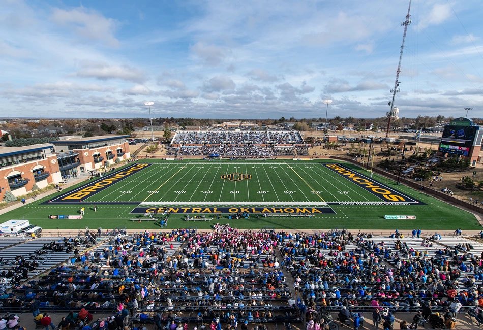 FCRecruits's tweet photo. LETS DISCUSS RECRUITING 

C/o 27, 28, 29 &amp; 30! If You Are Interested In Being Recruited By The University Of Central Oklahoma ( @ucobronchofb ) COMMENT film, RETWEET &amp; DM us. We Are Sending Over Playmakers For Evaluation.

Coaches &amp; Parents Reach Out!

#TheHomeOfRecruiting🏭 https://t.co/FyEzZIuIuJ