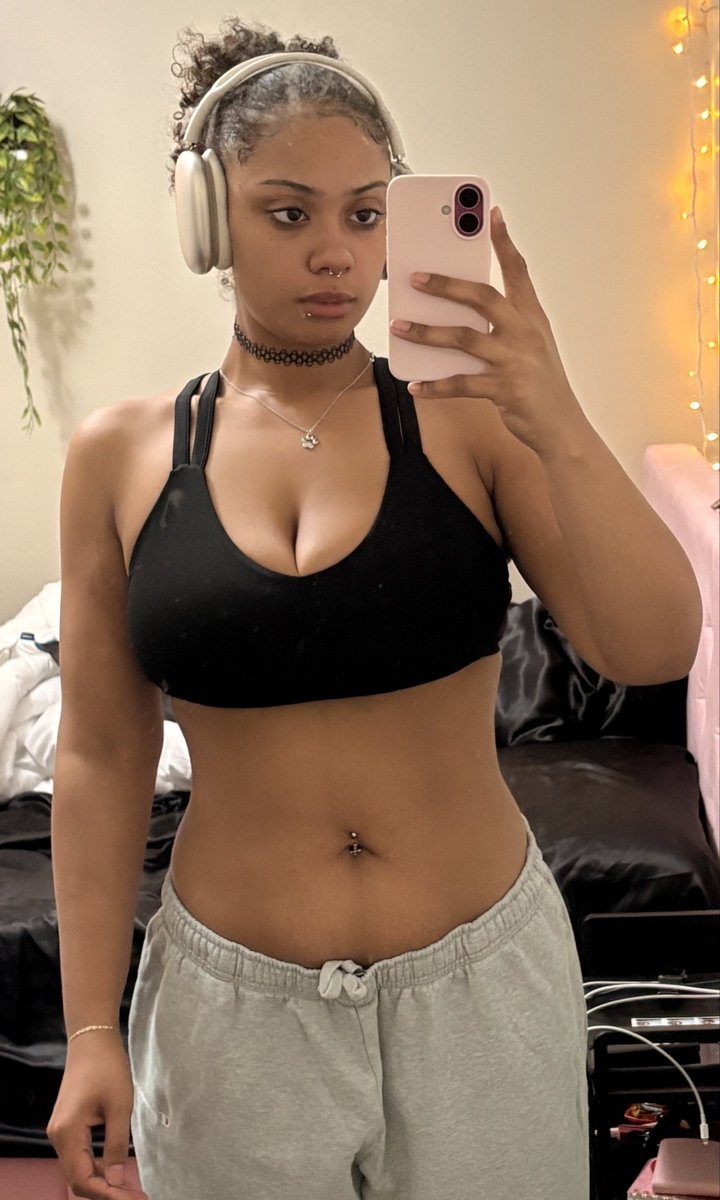 lexiepufff's tweet photo. @heyy_they @mindurbiz678 @luv1doll uhm this is me i’m not sick i just lost weight dude 😭 https://t.co/7kfwFP6S0x