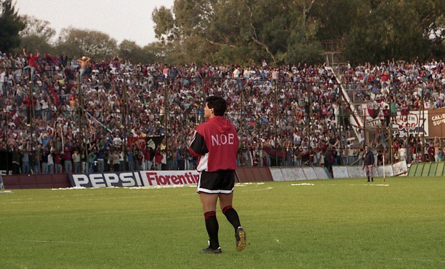 Newells's tweet photo. Con la de Newell’s quedó en mi memoria 😍

🗓️ Un 13 de septiembre de 1993, Diego Armando Maradona llegaba a Rosario para convertirse en jugador del club y encontrarse por primera vez con el pueblo leproso.

Eterno ❤️🖤🔟 https://t.co/5fhlHpHDB1