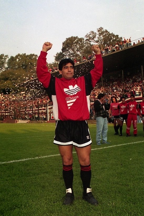 Newells's tweet photo. Con la de Newell’s quedó en mi memoria 😍

🗓️ Un 13 de septiembre de 1993, Diego Armando Maradona llegaba a Rosario para convertirse en jugador del club y encontrarse por primera vez con el pueblo leproso.

Eterno ❤️🖤🔟 https://t.co/5fhlHpHDB1