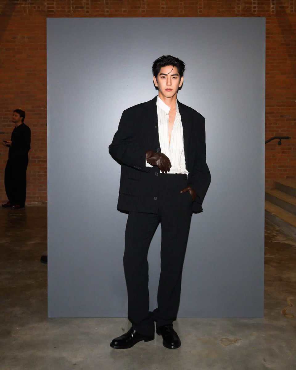 eleva_official's tweet photo. ซี ทวินันท์ @sea_tawinan นั่งฟรอนต์โรว์ในฐานะแขกคนสำคัญร่วมชม Calvin Klein Collection Spring 27 Runway Show ณ นครนิวยอร์ก

SEA TAWINAN CALVINKLEIN SS27
#CALVINKLEINSS27
#CALVINKLEIN @CalvinKlein 
#CALVINKLEINXSEA
#sea_tawinan
#ÉLEVA https://t.co/RKqGQ4CXq2