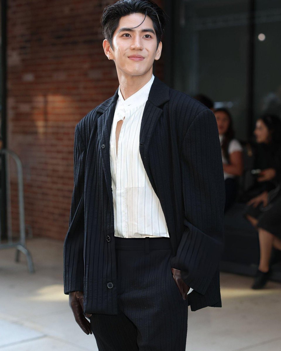 eleva_official's tweet photo. ซี ทวินันท์ @sea_tawinan นั่งฟรอนต์โรว์ในฐานะแขกคนสำคัญร่วมชม Calvin Klein Collection Spring 27 Runway Show ณ นครนิวยอร์ก

SEA TAWINAN CALVINKLEIN SS27
#CALVINKLEINSS27
#CALVINKLEIN @CalvinKlein 
#CALVINKLEINXSEA
#sea_tawinan
#ÉLEVA https://t.co/RKqGQ4CXq2