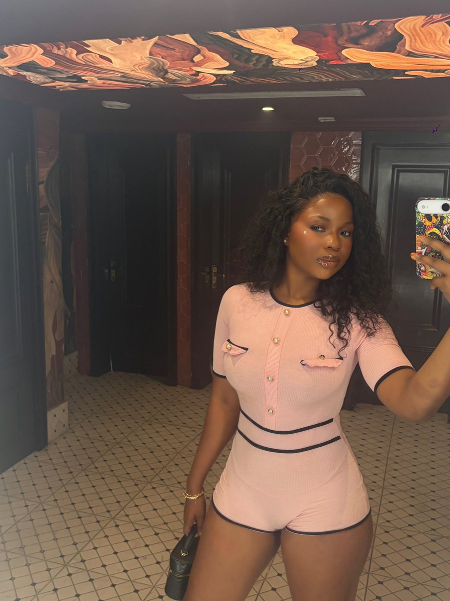 __theequeen__'s tweet photo. Looking good , as usual 🤭😍 https://t.co/Jgac6CNgRf