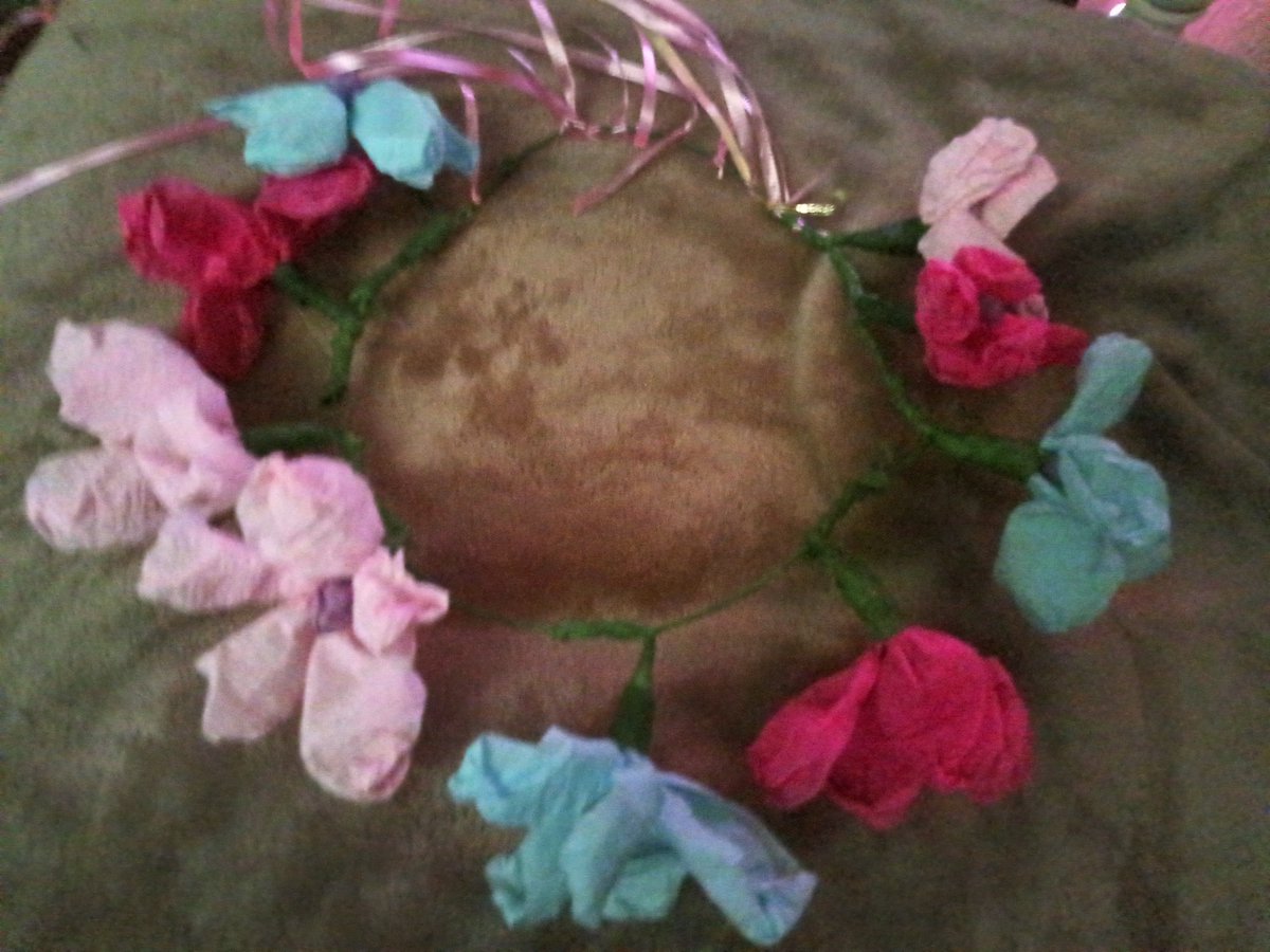 Unhappyvance's tweet photo. Guys look what I made it was so fun to make my flower crown hope y'all like it I also made some other things I'll show them though out the week https://t.co/HVJUaue1yv