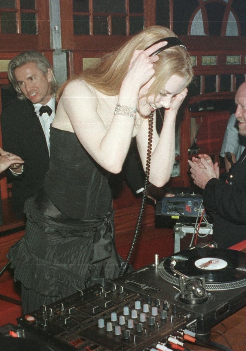 andrezalismos's tweet photo. nicole kidman djing at the moulin rouge premiere afterparty in a custom YSL dress by tom ford (2001) https://t.co/A1KxVArv6R