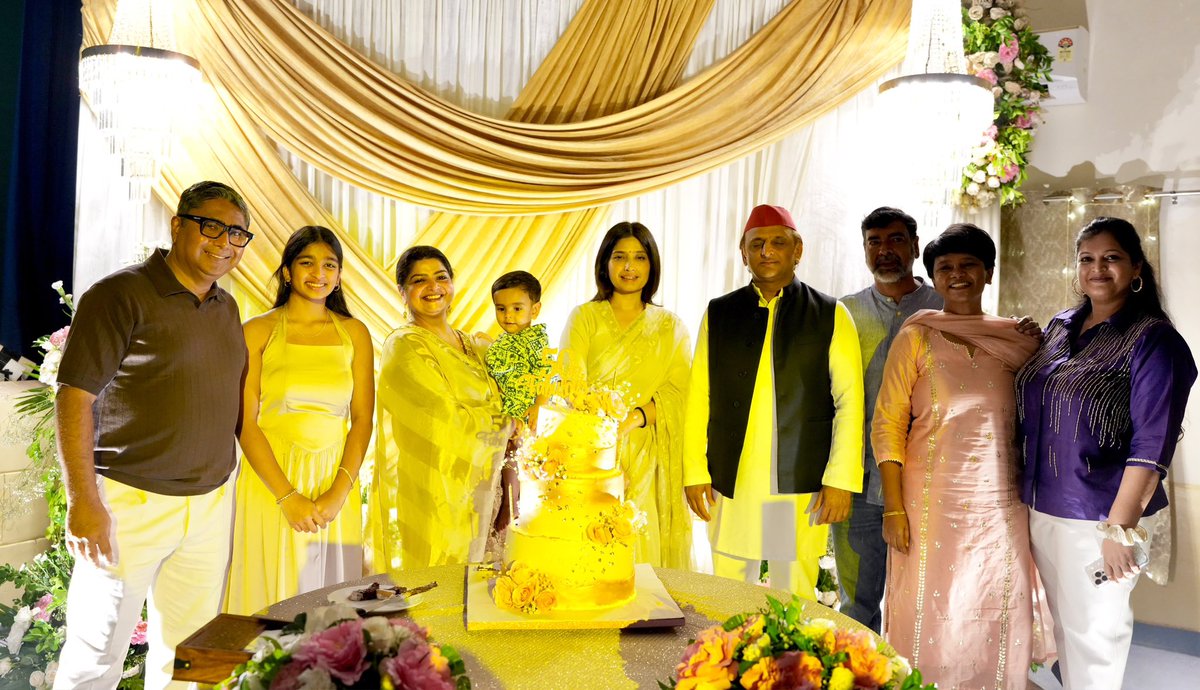 yadavakhilesh's tweet photo. Birthday Celebrations &amp; Wishes https://t.co/v1pJelsJaI