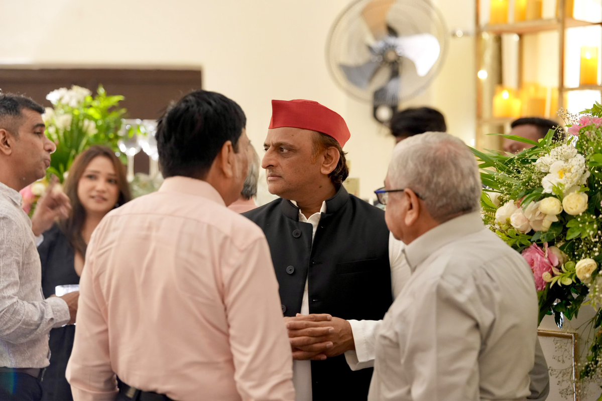 yadavakhilesh's tweet photo. Birthday Celebrations &amp; Wishes https://t.co/v1pJelsJaI