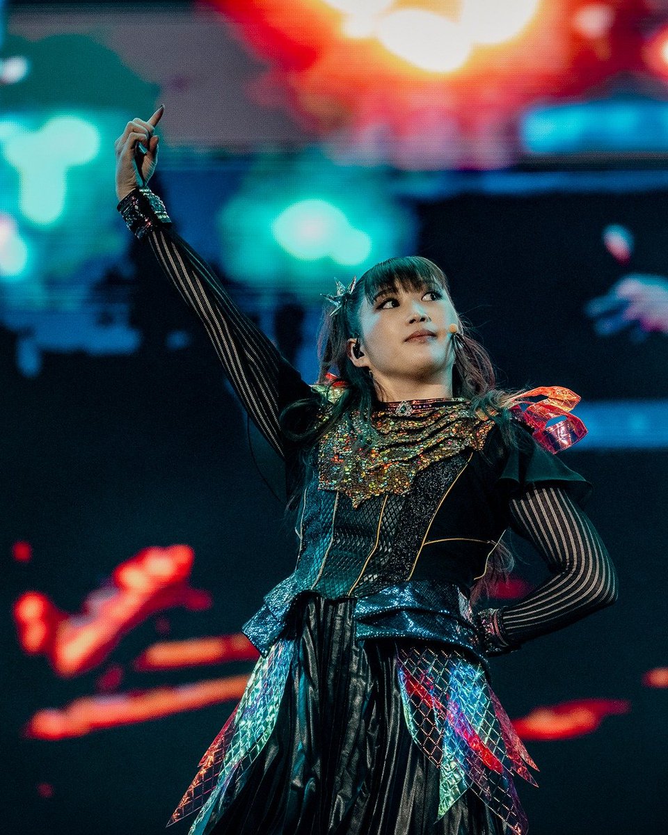 LumiLilla's tweet photo. I have to say, BABYMETAL's new costumes were underwhelming at first, but they are genuinely really pretty in retrospect. I love the way the light reflects off their dresses. Now, if only they kept their original sleeves 😅 https://t.co/SSQscoOzcX