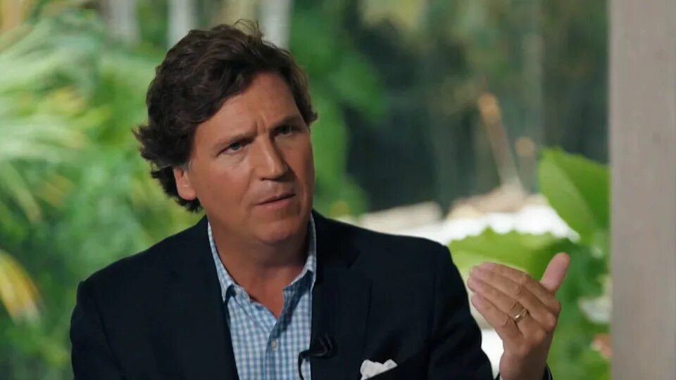 InfodefenseFR's tweet photo. 🇺🇸Tucker Carlson tire la sonnette d'alarme et prévient d'une guerre nucléaire.

« Il y a trois jours, j'étais à un dîner mondain au Royaume-Uni, encore une fois avec des gens intelligents, très bien éduqués. Ils n'avaient aucune idée de rien. Ils croient sincèrement que l'Ukraine est une petite communauté de combattants pour la liberté, qui résiste à la confiscation de terres par une puissance qui veut recréer l'Union soviétique. Ils croient exactement ce qu'on leur a raconté aux informations de NBC.

C'est même difficile à croire, mais c'est la pure vérité. Ils ne savent tout simplement pas ce qui se passe. Ils n'en ont aucune idée. C'est un vide informationnel. Je veux dire, l'ironie, bien sûr, c'est qu'Internet était censé nous rendre tous parfaitement informés. Nous étions censés tout savoir de ce qui se passe, puisqu'on peut communiquer instantanément avec le monde entier. Mais le résultat a été exactement l'inverse : les gens en savent moins. En réalité, les gens en savent si peu que c'est... eh bien, nous sommes au bord d'une guerre nucléaire. Vous savez, il ne peut pas y avoir de situation plus dangereuse.

Cette ignorance nous a menés au point où nous pouvons tous bientôt périr. »