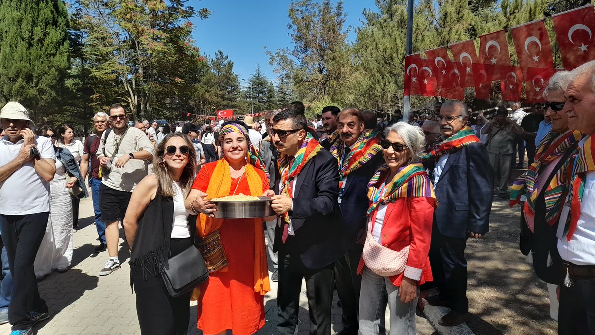 CirakStajFED's tweet photo. 745. ERTUĞRUL GAZİ’Yİ ANMA VE YÖRÜK ŞENLİKLERİ’NDE FEDERASYONUMUZ TEMSİL EDİLDİ

@iyiparti 
@MDervisogluTR 
@iyipartitbmm 
@ipekozkal 
@Bursacssmderneg 
@SrraEmre 
@brahimelikkaya8 
@UmmuOzkan_26 
@bursastajder 

Bizleri kabul ederek samimi bir atmosferde ağırlayan, yakın ilgisini, alakasını ve desteğini esirgemeyen Sayın @YS_Turkoglu’na şükranlarımızı sunuyoruz. 

Önümüzdeki günlerde de kıymetli desteklerinin artarak devam etmesini temenni ediyor, misafirperverlikleri için teşekkür ediyoruz.

Bu anlamlı etkinlikte federasyonumuzu başarıyla temsil eden, haklı mücadelemizi her platformda kararlılıkla savunan değerli yol arkadaşlarımız Ümmü, Serra, Fatih ve İbrahim’e de özverili çalışmalarından ve emeklerinden dolayı yürekten teşekkür ederiz.

Birlikte güçlüyüz, mücadeleye devam edeceğiz!

Planda Stajyer Bütçede Çırak
#StajyerçırakKomisyona
