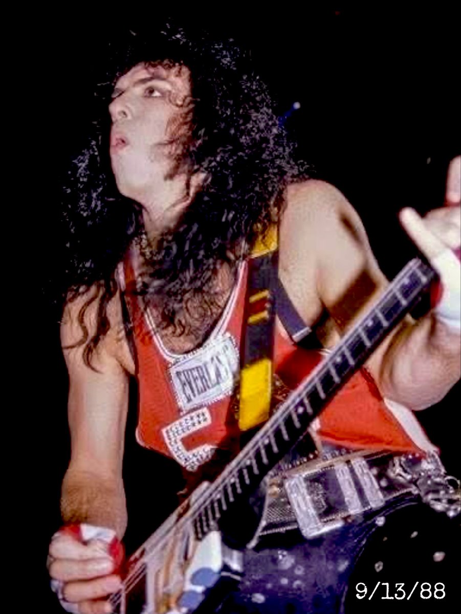 ssikfandk's tweet photo. This day in #KISStory : The #CrazyNights tour hits Paris, France. I’ll bet they were wore the hell out. CN tour started 11/13/87 and ended 10/4/88. / 129 shows😳‼️This show left 14 dates to go.
#KISS : 1988 https://t.co/0yRcfwy6WB