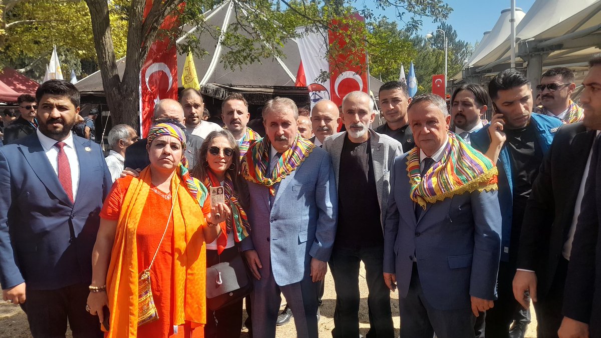 CirakStajFED's tweet photo. 745. Ertuğrul Gazi’yi Anma ve Yörük Şenlikleri kapsamında, 

@bbpgenelmerkez 
@Mustafa_Destici 
@Kemal_ucuncu 
@Bursacssmderneg 
@UmmuOzkan_26 
@brahimelikkaya8 
@SrraEmre 

Federasyonumuzu başarıyla temsil eden ve Hak Mücadelemizin sesini Söğüt’te gururla duyuran Fatih, İbrahim, Serra ve Ümmi kardeşlerimize emekleri ve özverili gayretleri için teşekkür ederiz.

Söğüt’te heyetimizi kabul ederek bizleri dinleyen, konuyu enine boyuna ele alma imkânı sunan ve haklı mücadelemize destek sözü veren Sayın Mustafa Destici’ye nazik ve samimi ilgisi için şükranlarımızı sunuyoruz.

Staj ve çıraklık mağduriyetinin çözümü için çalınmadık kapı, anlatılmadık merci bırakmayacağız.

Staj ve Çıraklık Sigortası Mağdurları Federasyonu

Planda Stajyer Bütçede Çırak
#StajyerçırakKomisyona