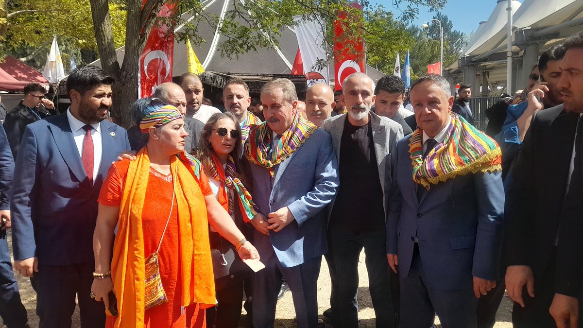 CirakStajFED's tweet photo. 745. Ertuğrul Gazi’yi Anma ve Yörük Şenlikleri kapsamında, 

@bbpgenelmerkez 
@Mustafa_Destici 
@Kemal_ucuncu 
@Bursacssmderneg 
@UmmuOzkan_26 
@brahimelikkaya8 
@SrraEmre 

Federasyonumuzu başarıyla temsil eden ve Hak Mücadelemizin sesini Söğüt’te gururla duyuran Fatih, İbrahim, Serra ve Ümmi kardeşlerimize emekleri ve özverili gayretleri için teşekkür ederiz.

Söğüt’te heyetimizi kabul ederek bizleri dinleyen, konuyu enine boyuna ele alma imkânı sunan ve haklı mücadelemize destek sözü veren Sayın Mustafa Destici’ye nazik ve samimi ilgisi için şükranlarımızı sunuyoruz.

Staj ve çıraklık mağduriyetinin çözümü için çalınmadık kapı, anlatılmadık merci bırakmayacağız.

Staj ve Çıraklık Sigortası Mağdurları Federasyonu

Planda Stajyer Bütçede Çırak
#StajyerçırakKomisyona
