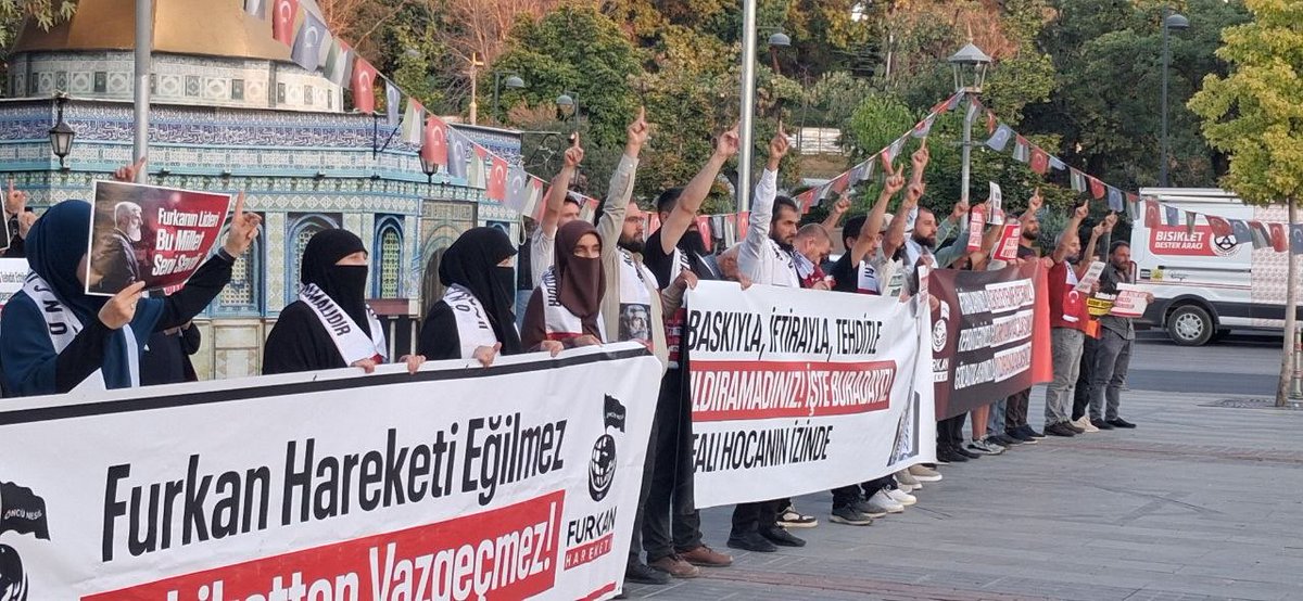 FH_Susmaz's tweet photo. MEYDANLARDAN ADALET VE ÖZGÜRLÜK HAYKIRIŞI!

​Alparslan Kuytul Hoca, Semra Kuytul Hocahanım ve Furkan Hareketi mensuplarının haksız tutukluluğuna karşı düzenlenen basın açıklamasında özgürlük talebi bir kez daha kararlılıkla dile getirildi.

📍Bursa 📍Konya 

#YargıEliyleZulüm
Ozgürlük IçinMeydandayız
FurkanGönüllülerine Ozgürlük