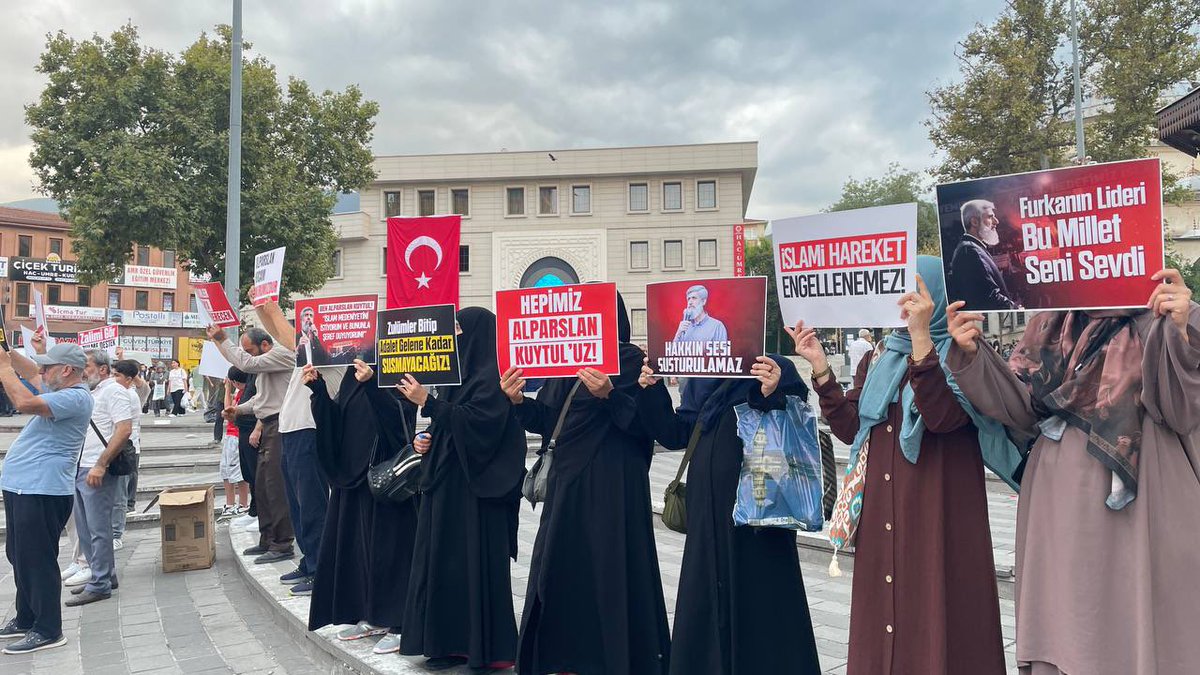 FH_Susmaz's tweet photo. MEYDANLARDAN ADALET VE ÖZGÜRLÜK HAYKIRIŞI!

​Alparslan Kuytul Hoca, Semra Kuytul Hocahanım ve Furkan Hareketi mensuplarının haksız tutukluluğuna karşı düzenlenen basın açıklamasında özgürlük talebi bir kez daha kararlılıkla dile getirildi.

📍Bursa 📍Konya 

#YargıEliyleZulüm
Ozgürlük IçinMeydandayız
FurkanGönüllülerine Ozgürlük