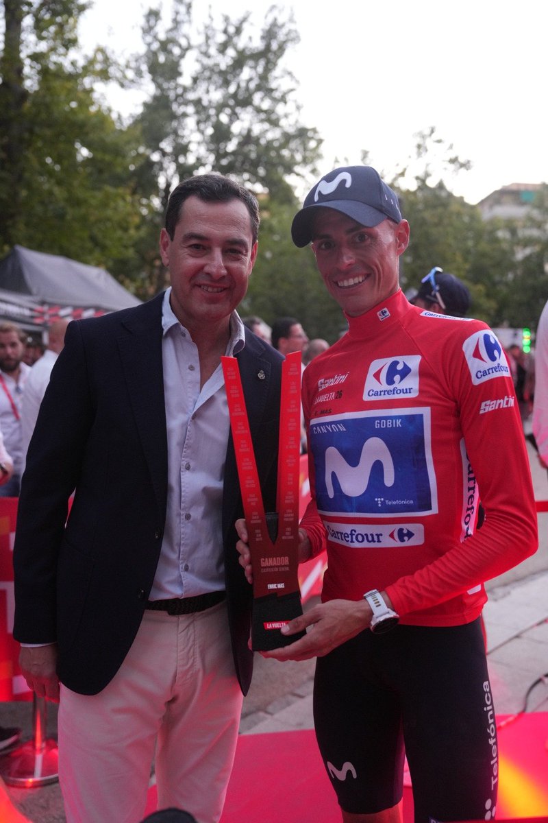 JuanMa_Moreno's tweet photo. 🇪🇦 ¡Una Vuelta a España espectacular!

Enhorabuena al flamante ganador, Enric Mas. Un español la vuelve a ganar 12 años después. Y lo hace en #Andalucía, protagonista de esta edición con casi la mitad del recorrido y etapas muy emocionantes.

Muy satisfechos.

👏👏

#LaVuelta26 https://t.co/XcCmBXRBP3