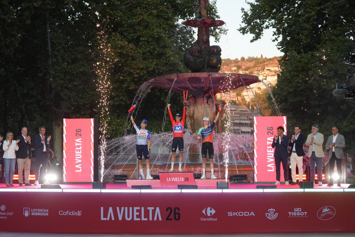 JuanMa_Moreno's tweet photo. 🇪🇦 ¡Una Vuelta a España espectacular!

Enhorabuena al flamante ganador, Enric Mas. Un español la vuelve a ganar 12 años después. Y lo hace en #Andalucía, protagonista de esta edición con casi la mitad del recorrido y etapas muy emocionantes.

Muy satisfechos.

👏👏

#LaVuelta26 https://t.co/XcCmBXRBP3