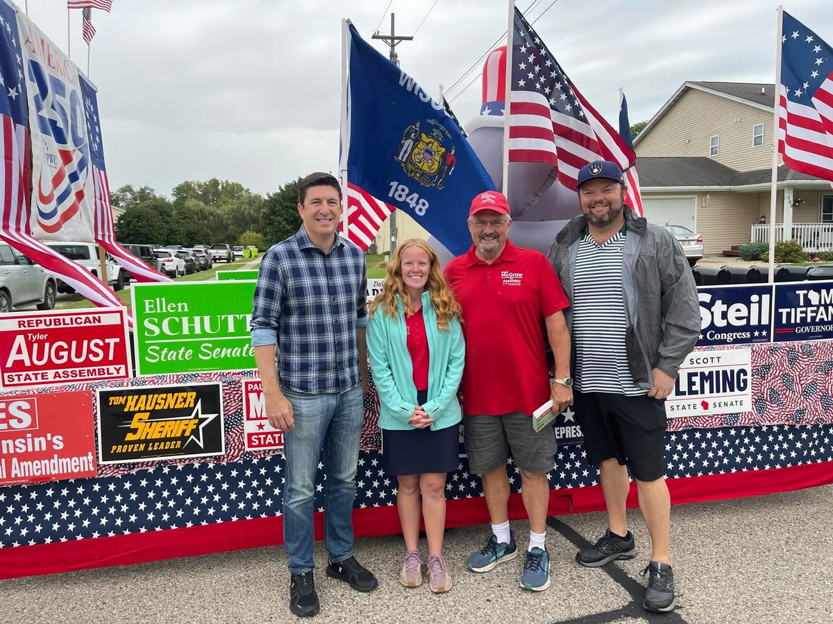 ellenschutt's tweet photo. 🌽 Rain or Shine, we Cornfest On🌽

We had the best time at the Darien Cornfest parade! There is nothing better than celebrating a hometown tradition and seeing so many friends and neighbors! https://t.co/dwEAgzBhj3