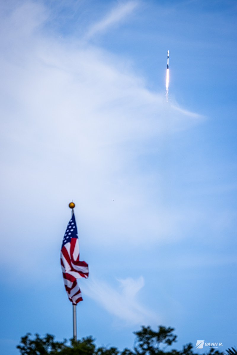 tweetsiphotos's tweet photo. Falcon 9 returns to the Space Coast this afternoon as it takes the O3b mPOWER 11-13 satellites to orbit at 2:49 p.m. EDT. 

This is the first Falcon 9 single-stick to launch from Florida since Starlink launches halted a few weeks ago.

📸 @LaunchHeavenX https://t.co/ZZoaJeyZNh