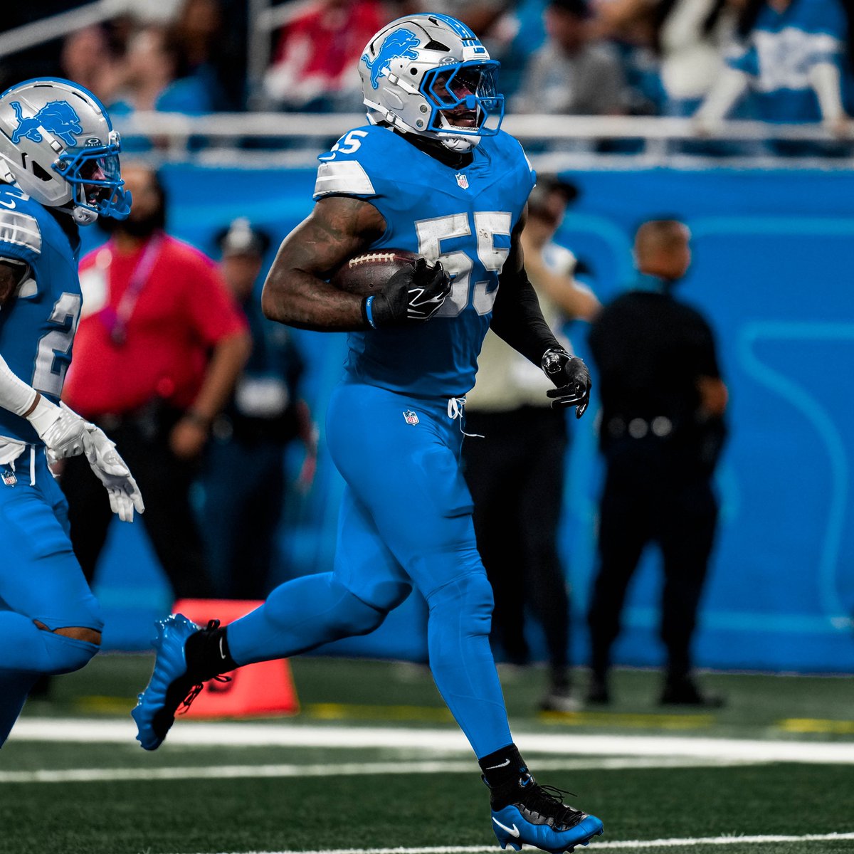 LionsPR's tweet photo. .@Lions LB @derrickbarnes21 is the first Lions LB to produce a game with 1.0 sack and an INT since LB Tahir Whitehead on Jan. 3, 2016.

#OnePride https://t.co/RqCwZ72Xvm