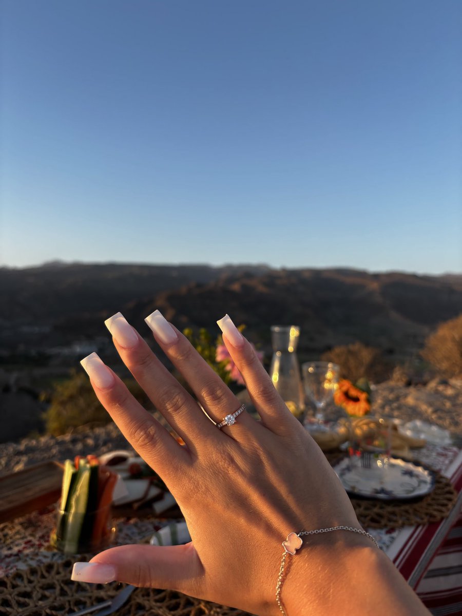 cuteraindropss's tweet photo. najpiękniejsza kolacja w moim życiu 💍👩‍❤️‍👨 https://t.co/hV2IKSu7Zb