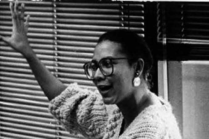afrorevolt's tweet photo. Discordo que meu posicionamento político comece com o feminismo. Meu posicionamento político começa com a noção de autodeterminação negra (...)  É por isso que enfatizo tanto a necessidade de os negros adotarem uma linguagem política que questione o colonialismo.

- bell hooks https://t.co/u3a3mOo9yc