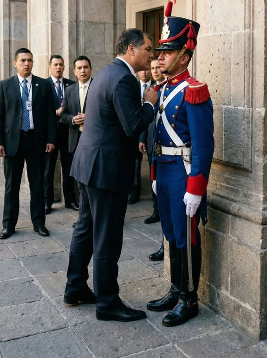 Lalizen_Ziada's tweet photo. Nunca tuvo celos de su mujer con el edecán, pero cuando un guardia de los Granaderos de Tarqui se le quedó viendo mucho tiempo a Ricardo Patiño, este lo encaró y le dijo: "NO LO VUELVAS A MIRAR ASÍ", al poco tiempo lo despidió
#BorregoDateCuenta
@MashiRafael
@RicardoPatinoEC
😍😍 https://t.co/k6fPtX0kKH