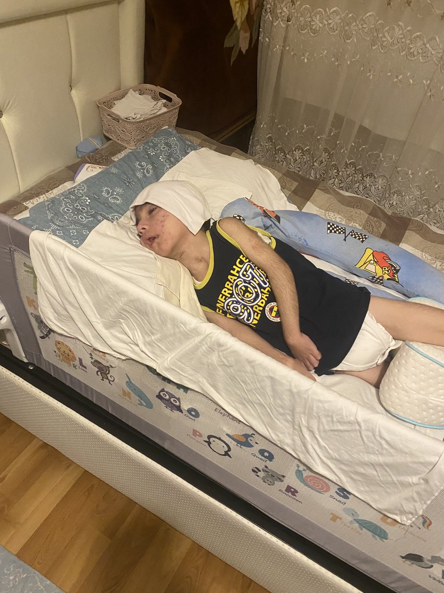 fero1535's tweet photo. Çaresizliğin resmi yoktur..Gerçeği vardır.!
İmkansızlığın bedelini çocuklar ödemese
Çaresizlik sadece garibanı bulmasa 
Daha adil bir dünya da yaşayamadık belki ama fani dünyada ahirimiz Cennet olsa..!Müminler kardeşlerinin derdiyle dertlenip o derde ortak olsa.Çok isterdim https://t.co/HprpSB7JhI