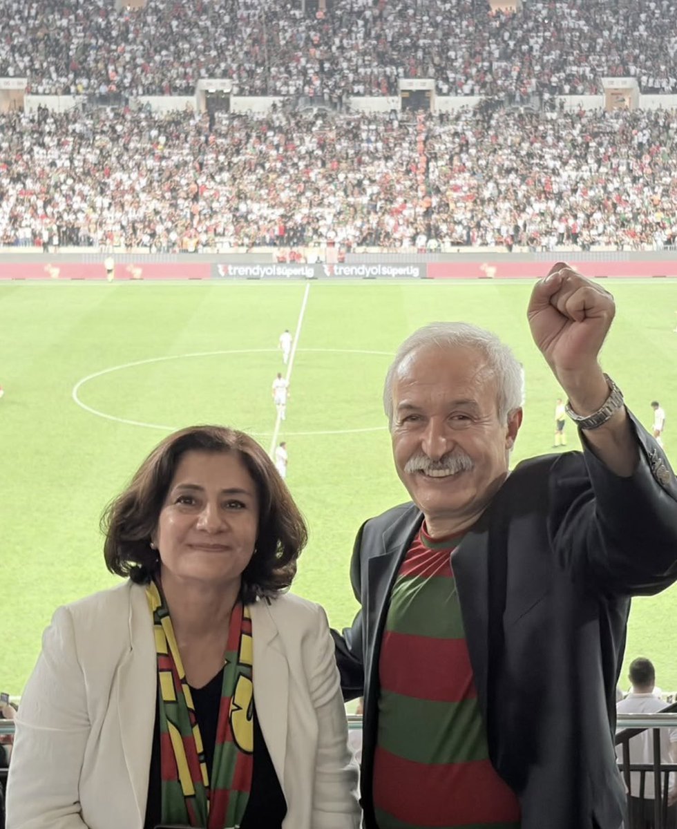 av_Veliogurlu's tweet photo. Onurlu Amed halkı onurlu başkanına anlamlı bir galibiyet armağan etti. Tekrardan hoşgeldin sevgili @SelcukMizrakli 💐
#Amedspor https://t.co/Qd5in0QyYa