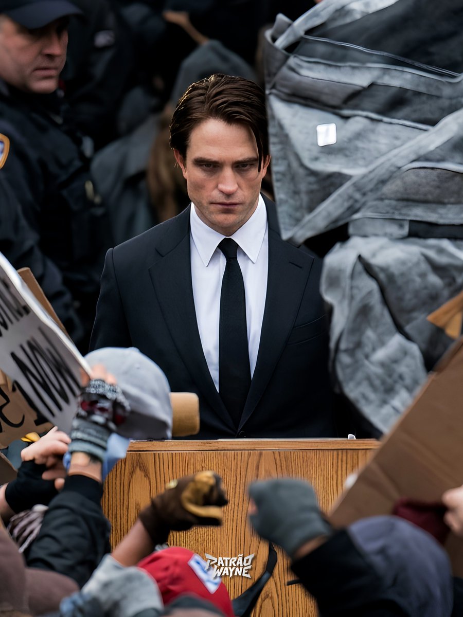 patraowaynee's tweet photo. Como é bom ver Robert Pattinson de novo como Bruce Wayne no set🔥 https://t.co/y5y53xw8IK