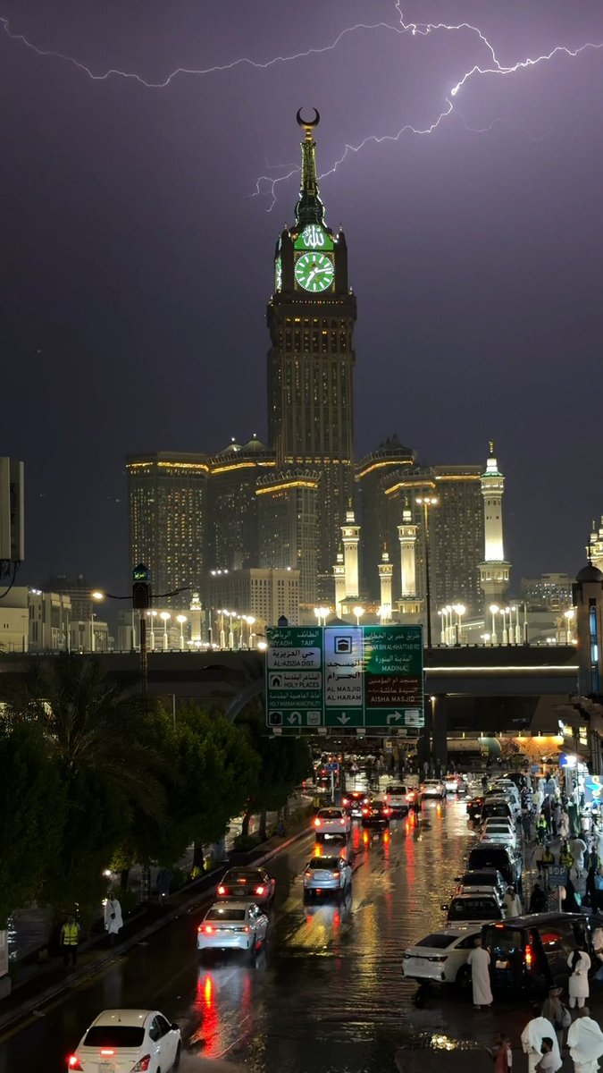 holymakkah's tweet photo. للبرق في سماء مكة هيبة.. 
وللغيث بين رحابها جمال. 🌧️

#العاصمة_المقدسة https://t.co/iNlCMiqGOw