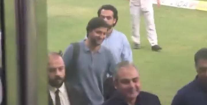 BuzzCraze_3842's tweet photo. No presentation, no trophy for India! 😂 Rajiv Shukla tried to negotiate, but Mohsin Naqvi held his ground, gave Sri Lanka their check, and took the trophy back home! Unbelievable scenes! 🏆🔥🍿
#CricketBanter #MohsinNaqvi #RajivShukla https://t.co/mNWFNi26vV